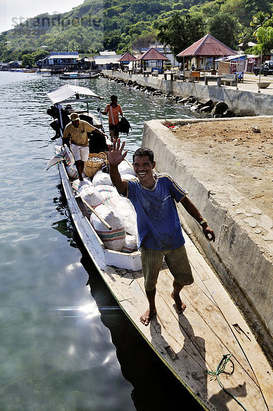 Boot am Anlegesteg  Labuan Bajo  Insel Flores  Indonesien  Südostasien