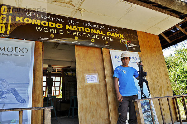 Wachmann  Insel Rinca  Loh Buaya  Nationalpark Komodo  Indonesien  Südostasien