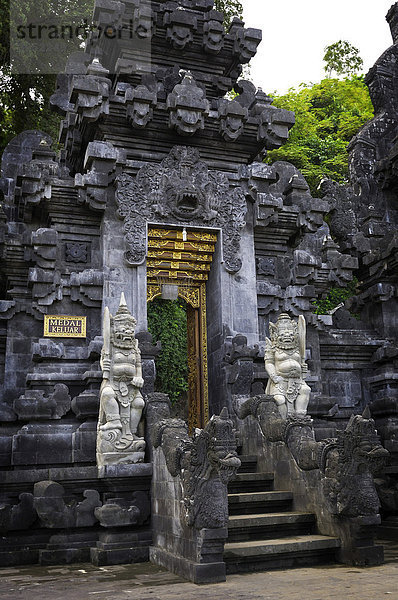 Tor mit Mythologiefigur im Goa-Lawah Tempel  Fledermaustempel  Bali  Indonesien  Südostasien