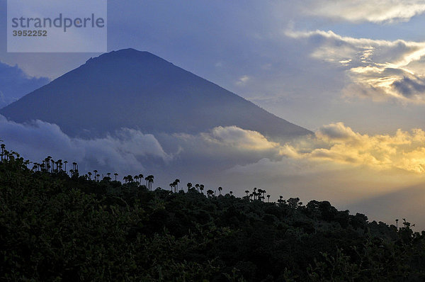 Sonnenuntergang mit dem Vulkan Gunung-Agung bei Amed  Bali  Indonesien  Südostasien