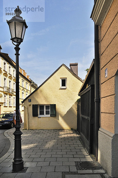 Werneckstraße  kleines Haus und Straßenlaterne  Schwabing  München  Bayern  Deutschland  Europa