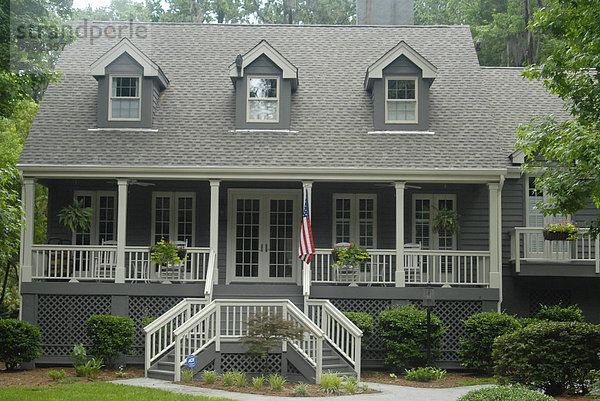 Typische Wohnhausarchitektur im Feriengebiet  US-Fahne vor dem Eingang  Feriengebiet Sea Pine Plantation  Hilton Head Island  South Carolina  USA