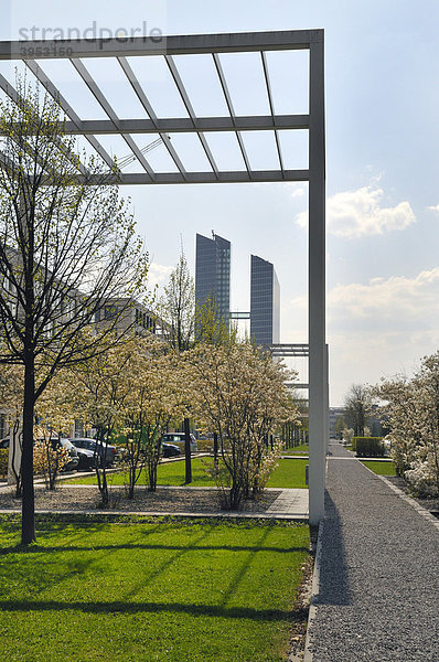 Highlight-Towers 1 und 2  hinten  erbaut von Architekten Jahn Murphy  mit Grünanlage und Bürogebäuden  Schwabing  München  Deutschland  Europa