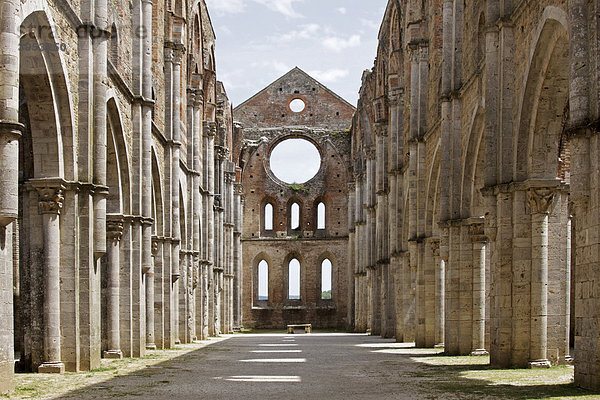Innenraum der Klosterruine San Galgano  Toskana  Italien  Europa