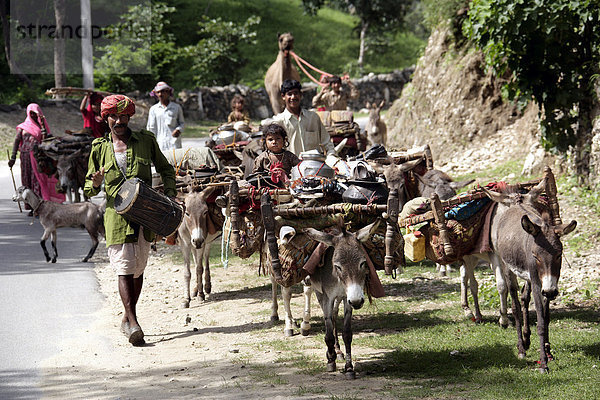 Eine Gruppe von nomadisierenden Gipsy in den Aravalli Bergen bei Kumbalgarh nördlich von Udaipur  Rajasthan  Indien  Asien