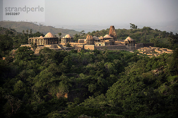 Bergfestung Kumbalgarh nördlich von Udaipur  Blick auf die auf dem Plateau verstreuten Jain Tempel  Rajasthan  Indien  Asien