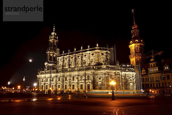 Kathedrale oder Katholische Hofkirche bei Nacht  Dresden  Sachsen  Deutschland