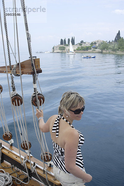 Touristin  San Vigilio  Bucht  Bootsfahrt  Gardasee  Italien  Europa