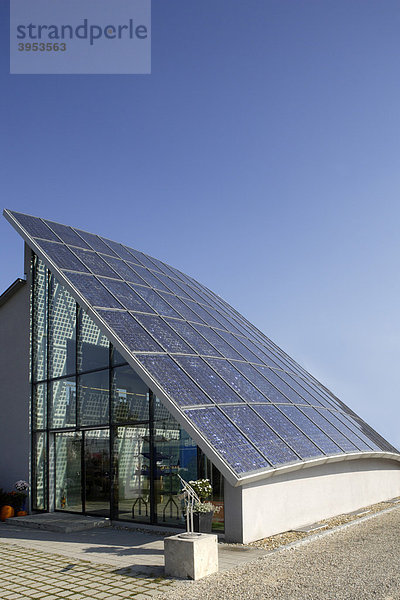 Photovoltaikplatten  Solarzellen  Energie  Dach  Bürogebäude  Ingolstadt  Bayern  Deutschland  Europa