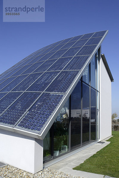Photovoltaikplatten  Solarzellen  Energie  Dach  Bürogebäude  Ingolstadt  Bayern  Deutschland  Europa