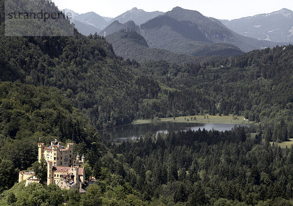 Ausblick auf Schloss Hohenschwangau und den Schwansee bei Füssen  Bayern  Deutschland  Europa