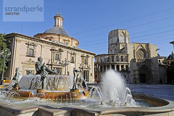 Brunnen  Basilica Virgen de los Desamparados  Kathedrale  Catedral de Santa Maria  Plaza de la Virgen  Platz  Valencia  Spanien  Europa