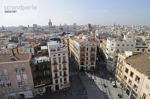 Stadtübersicht  Plaza Fueros  Ausblick von den Stadttoren  Torres de Serranos  Valencia  Spanien  Europa