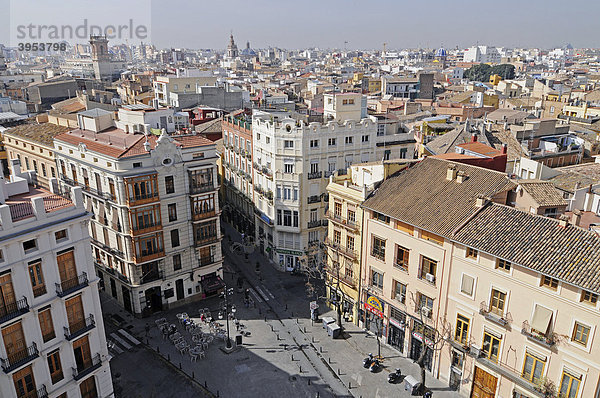 Stadtübersicht  Plaza Fueros  Ausblick von den Stadttoren  Torres de Serranos  Valencia  Spanien  Europa