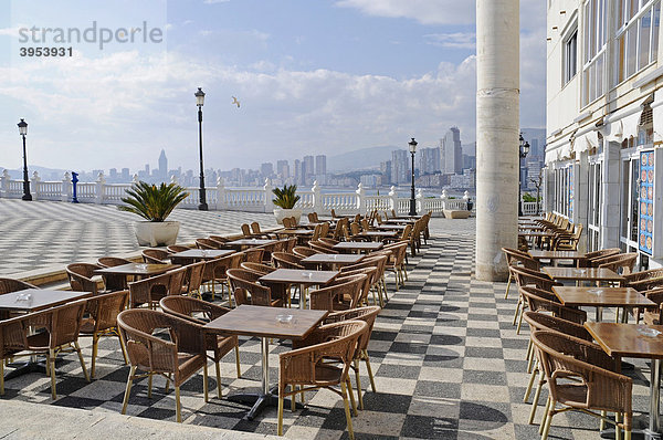 Leere Cafes  Stühle  Krise  Aussichtsplattform  Balkon des Mittelmeers  Benidorm  Costa Blanca  Alicante  Spanien  Europa