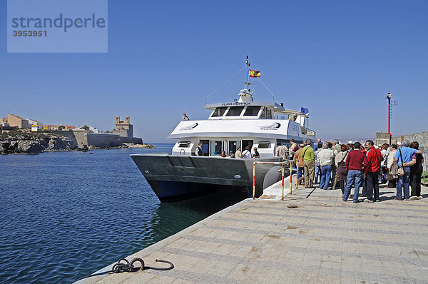 Fährschiff  Menschen  Hafen  Isla de Tabarca  Tabarca  Alicante  Costa Blanca  Spanien  Europa