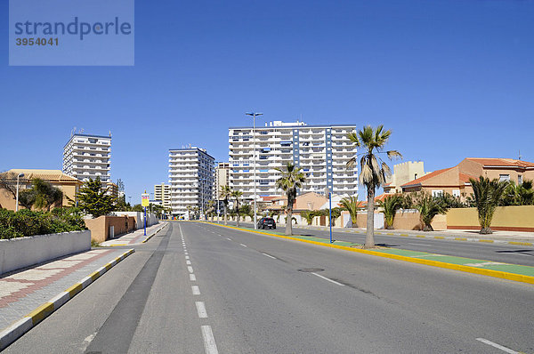 Hochhäuser  Straße  La Manga  Mar Menor  Murcia  Spanien  Europa