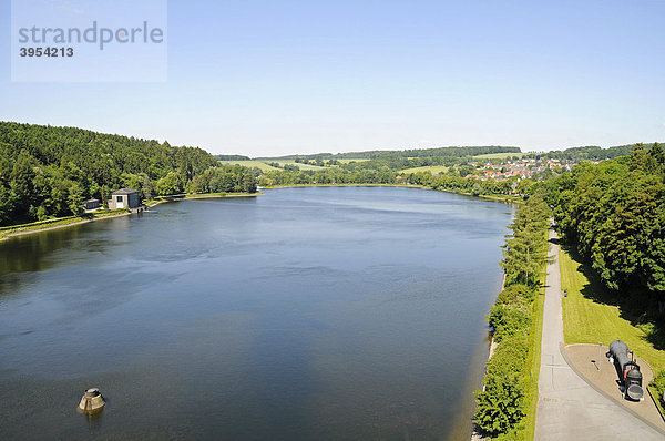 Blick von der Staumauer  Brüningsen  Sperrmauer  Möhnesee  Möhne  Stausee  Talsperre  Nordrhein-Westfalen  Deutschland  Europa