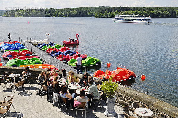 Cafe  Restaurant  Menschen  Ufer  Ausflugsschiff  Schiff  Boote  Freizeit  Möhnesee  Möhne  Stausee  Talsperre  Nordrhein-Westfalen  Deutschland  Europa