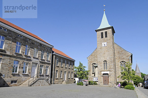 Stadtmuseum  Bürgertreff und katholische Kirche  Marktplatz  Altstadt  Blankenstein  Hattingen  Nordrhein Westfalen  Deutschland  Europa