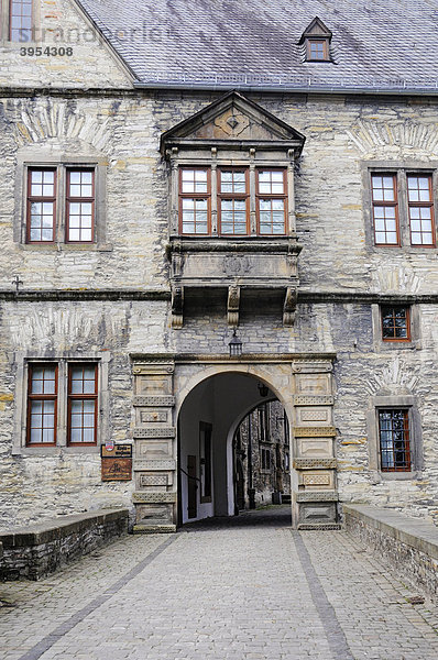 Tor  Eingang  Wewelsburg  Dreiecksburg  ehemalige nationalsozialistische Kult- und Terrorstätte der SS  heute historisches Museum  Jugendherberge  Büren  Paderborn  Nordrhein-Westfalen  Deutschland  Europa