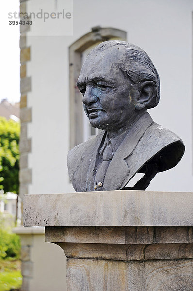 Fritz Kühn  Schriftsteller  Ehrenbürger  Denkmal  Büste  Iserlohn  Sauerland  Nordrhein-Westfalen  Deutschland  Europa