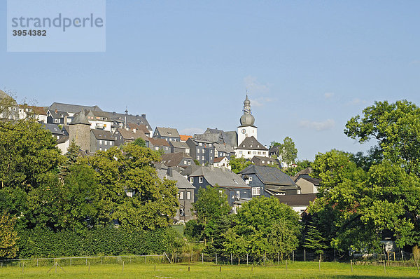 Stadtübersicht  Landschaft  Glockenturm  Kirche  Arnsberg  Sauerland  Nordrhein-Westfalen  Deutschland  Europa