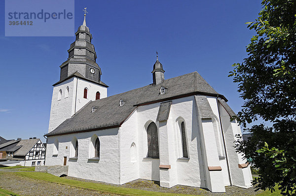 Katholische Pfarrkirche  Eversberg  Meschede  Sauerland  Nordrhein-Westfalen  Deutschland  Europa