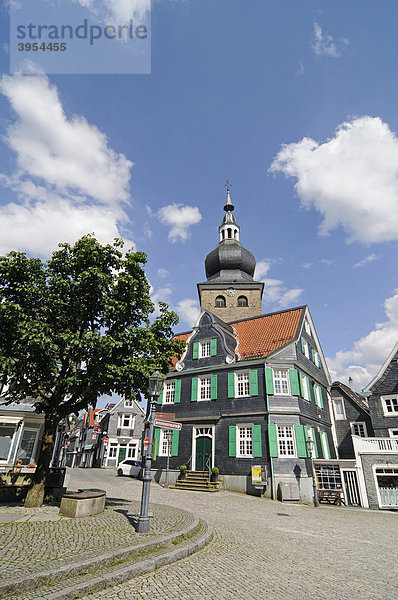 Alter Markt  Kirche  Fachwerkhaus  Schiefer  Altstadt  Lennep  Remscheid  Bergisches Land  Nordrhein-Westfalen  Deutschland  Europa