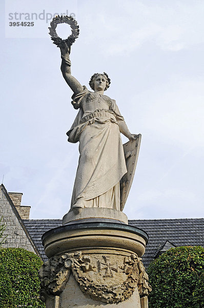 Kriegerdenkmal  Siegessäule  Viktoria  Lorbeerkranz  Korbach  Hessen  Deutschland  Europa
