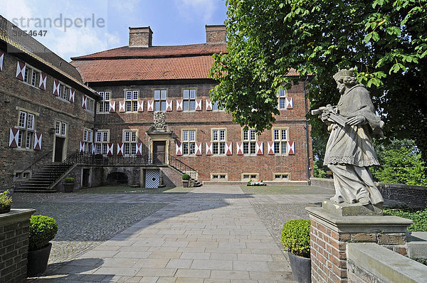 Eingang  Tor  christliche Skulptur  Schloss Oberwerries  Wasserschloss  Hamm  Münsterland  Nordrhein-Westfalen  Deutschland  Europa