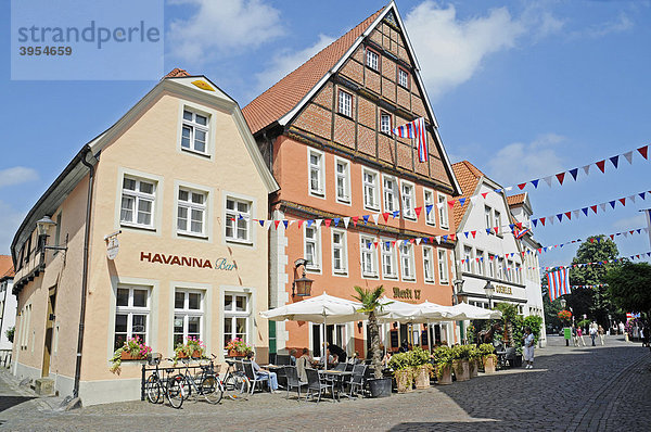 Straßencafe  historische Altstadt  Warendorf  Münsterland  Nordrhein-Westfalen  Deutschland  Europa