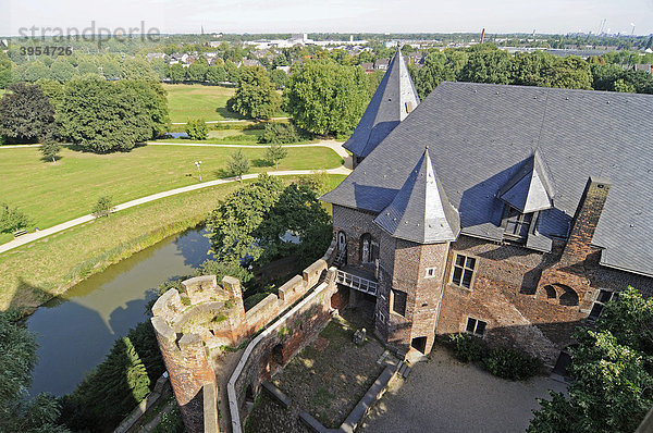 Übersicht  Wassergraben  Burghof  Türme  Wasserburg Linn  Museum  Krefeld  Nordrhein-Westfalen  Deutschland  Europa