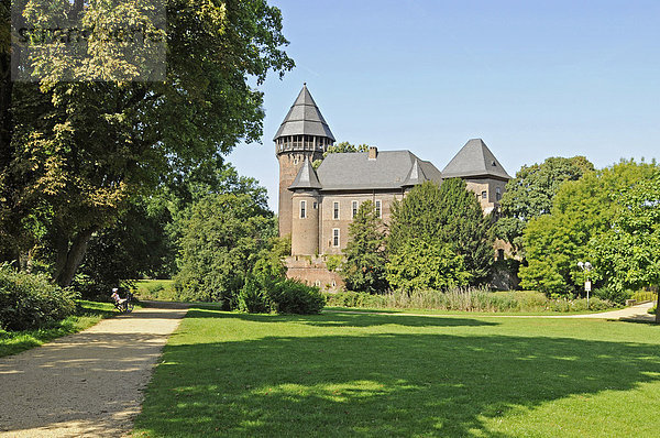 Schlosspark  Wasserburg Linn  Museum  Krefeld  Nordrhein-Westfalen  Deutschland  Europa