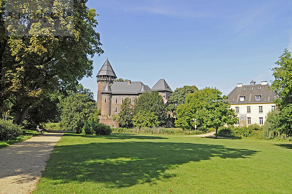 Schlosspark  Wasserburg Linn  Jagdschloss  Burg  Museum  Krefeld  Nordrhein-Westfalen  Deutschland  Europa