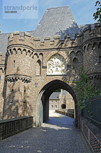 Tor  Eingang  Schloss Paffendorf  Wasserschloss  Bergheim  Rheinland  Nordrhein-Westfalen  Deutschland  Europa