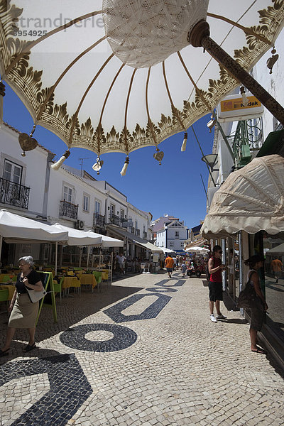 Straße mit Restaurants in Lagos  Algarve  Portugal  Europa