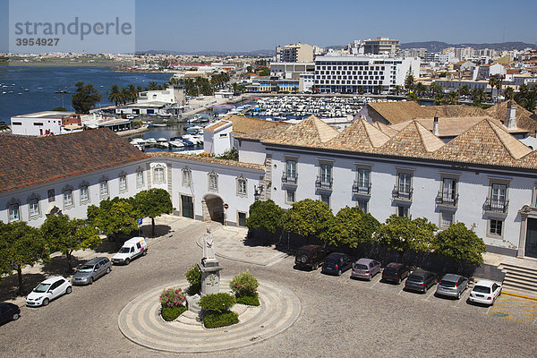 Blick über die Dächer der Altstadt von Faro  hinten der Yachthafen  Faro  Algarve  Portugal  Europa
