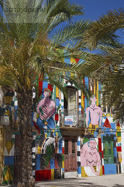 Vom Künstler Alexandre Sequeira bemaltes Haus in Faro  Algarve  Portugal  Europa