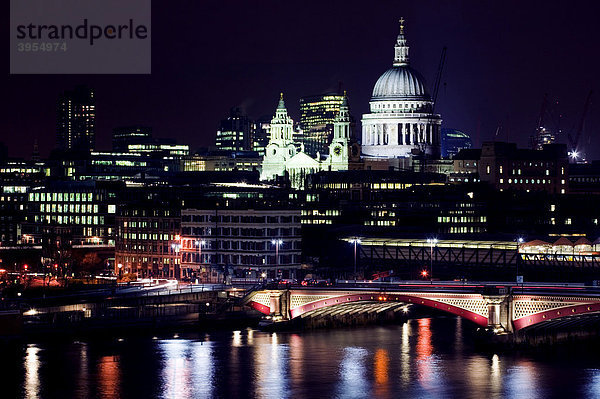 St. Paul's Cathedral Kathedrale und die Themse bei Nacht  London  England  Vereinigtes Königreich  Europa