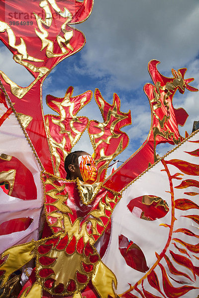 Europas größtes Straßenfest  Kostüm-Parade beim Notting Hill Carnival  London  England  Vereinigtes Königreich  Europa