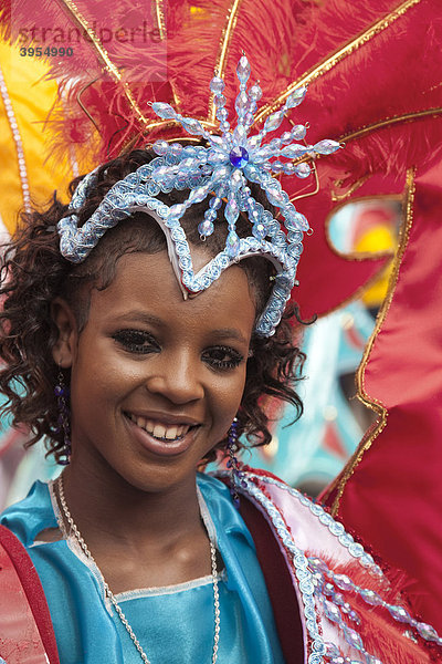 Europas größtes Straßenfest  Kostüm-Parade beim Notting Hill Carnival  London  England  Vereinigtes Königreich  Europa