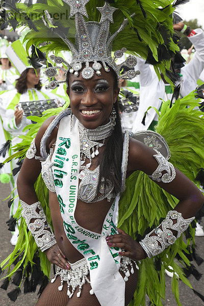 Europas größtes Straßenfest  Paraiso School of Samba Sambaschule beim Notting Hill Carnival  London  England  Vereinigtes Königreich  Europa