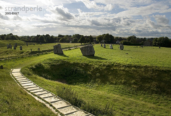 Steinkreis  Steig  Pfad  Avebury  Wiltshire  England  Großbritannien  Europa