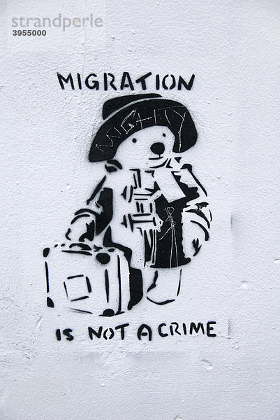 Paddington Bär  Graffiti  Spruch  Migration is not a Crime  Migration ist kein Verbrechen  Bristol  England  Großbritannien  Europa