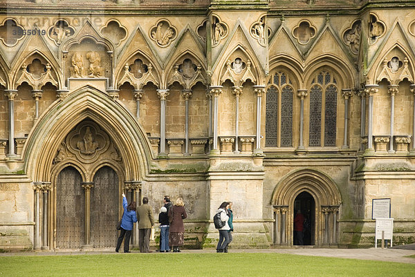 Kathedrale  St. Andrewís Cathedral  Personen  Eingang  Tor  Wells  Somerset  England  Großbritannien  Europa