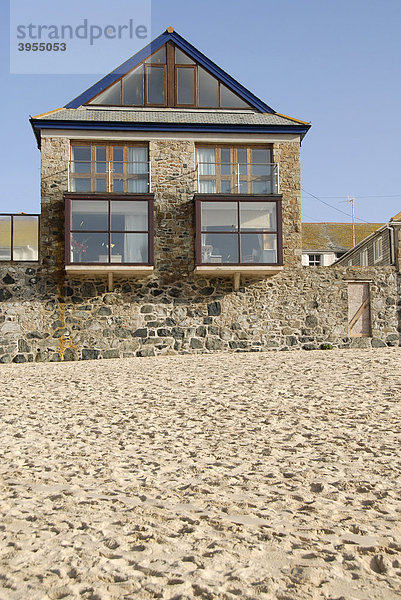 Strandhaus mit großer Fensterfront  Bungalow  Strand  St Ives  Cornwall  England  Großbritannien  Europa
