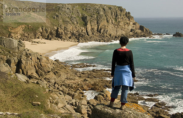 Frau schaut auf Strand  Wandern  Küste  Meer  Porth Chapel Beach  Porthchapel  Cornwall  Südküste  Südengland  England  Großbritannien  Europa