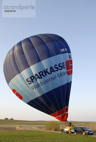 Heißluftballon bei der Landung  Ballon auf Anhänger  Waldviertel  Niederösterreich  Österreich  Europa