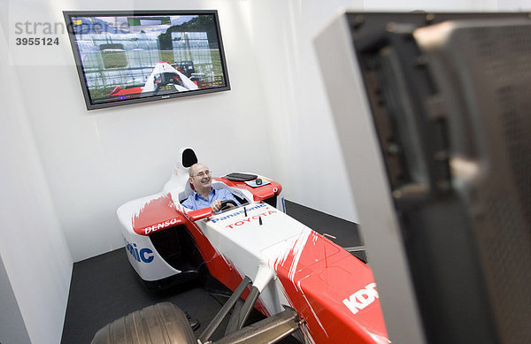 CeBIT 2009: Messebesucher bei einem virtuellen Autorennen in einem Rennwagen  Hannover  Deutschland